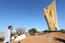 Prefeitura inicia limpeza e revitalização do Monumento ao Colono, a "Mão do Braz"