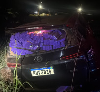 Mesmo com perna quebrada, motorista do tráfico tenta fugir da PRF após bater veículo com droga