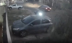 Mulher de 60 anos morre após moto bater em carro estacionado