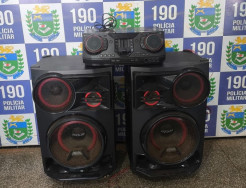 Polícia encerra festa com som alto e prende 3 pessoas