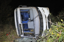 Ônibus com jogadores de escolinha de futebol capota na BR-060