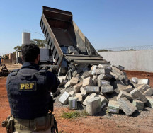 Paraguaio é preso pela PRF com 6 toneladas de maconha em carga de pedra brita no anel viário