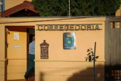 Acusado de violência doméstica, PM é preso após ameaçar comerciante chamar sargento de "viado"