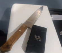 Mulher é presa após tentar matar a própria mãe com choque e golpe de faca