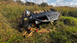Traficante capota carro e 857 quilos de maconha ficam espalhados na rodovia