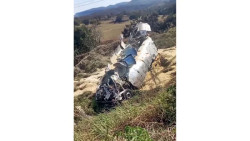 Motorista morre após caminhão carregado com ração cair em ribanceira