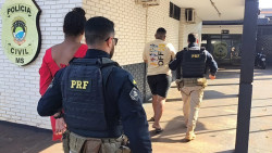 Durante abordagem na BR-463, PRF prende casal levando Fiat Toro roubada para o Paraguai