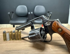 Homem é preso ao “desfilar” com revólver em picape na fronteira