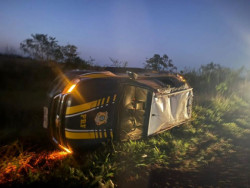 Viatura da PRF capota durante perseguição a cigarreiros em rodovia federal