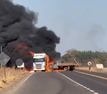 Caminhonete e carreta batem de frente e pegam fogo em rodovia estadual