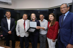 Liandra entrega honraria ao prefeito de Memuro durante recepção