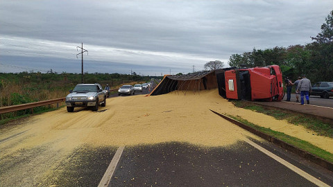 Caminhão tombado na BR-163 em Dourados (Imagem: Divulgação)