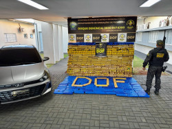 Carro roubado é apreendido com R$ 2,4 milhões em maconha em Dourados