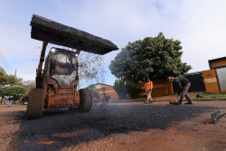 Bairro Campo Dourado recebe operação tapa-buraco