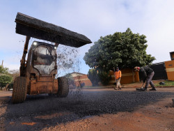 Bairro Campo Dourado recebe operação tapa-buraco