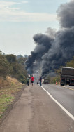 Acidente com carretas provoca incêndio e bloqueia BR-163 perto de Campo Grande