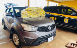PRF apreende 50 quilos de cocaína em carro com placa da Bolívia na BR-267