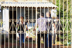 Se passando por policiais, pistoleiros invadem casa e matam homem com 10 tiros