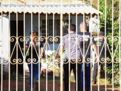 Se passando por policiais, pistoleiros invadem casa e matam homem com 10 tiros