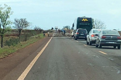 Protestos de caminhoneiros e índios bloqueiam 9 pontos em rodovias federais