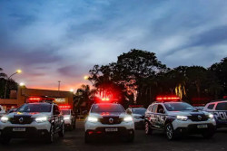 "Estava apenas corrigindo": Mãe e padrasto são presos após chicotear crianças de 4 e 8 anos