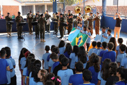 Escola Iria Lúcia promove atividades cívicas com banda da Brigada Guaicurus