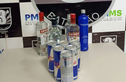 Jovem é presa pela PM após furtar R$ 335 em bebidas em supermercado
