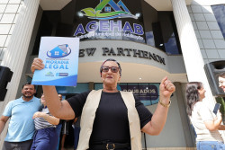 Mais 75 títulos de regularização fundiária são entregues a moradores de Dourados