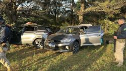 Trio é preso com veículos furtados na Capital e arma de fogo