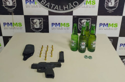Motorista é preso com arma e garrafas de cerveja após fazer zigue-zague em Dourados