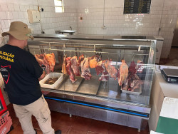 Trio é autuado por comercializar carne imprópria ao consumo humano