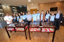 Prefeito recebe estudantes com a exposição “Independência em Nossas Mãos”