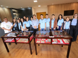 Prefeito recebe estudantes com a exposição “Independência em Nossas Mãos”