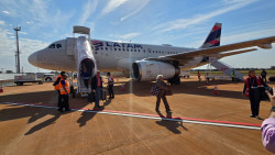 Depois de quatro anos, Dourados volta a ter voos comerciais; avião da Latam pousou nesta segunda