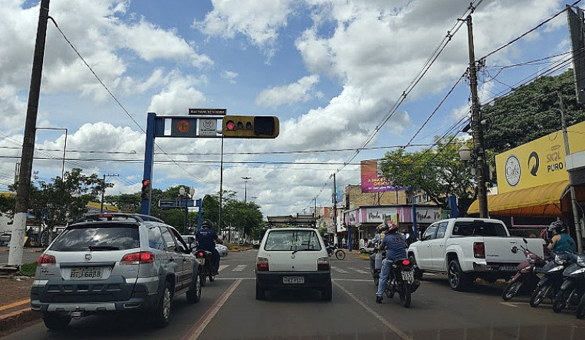 Movimento na Avenida Marcelino Pires, em Dourados (Dourados Informa)