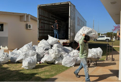 Receita Federal dá novo destino a 14 mil pares de tênis e chinelos em parceria com a Uems