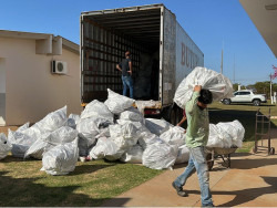 Receita Federal dá novo destino a 14 mil pares de tênis e chinelos em parceria com a Uems