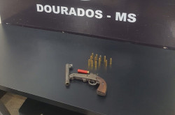 Homem é preso com arma e munições em conveniência de Dourados