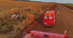 Mulher morre e dois ficam feridos após carro sair da pista e capotar na Estrada do Suez