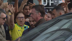 Bolsonaro deixa condomínio pela primeira vez após condenação para procedimento médico