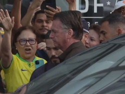 Bolsonaro deixa condomínio pela primeira vez após condenação para procedimento médico