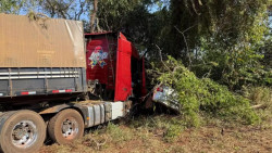 Idoso morre e mulher fica ferida em colisão entre caminhão e carro na BR-267