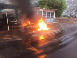 Jovens colocam fogo em carro apreendido pela PRF; “nem eu, nem a polícia”