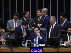 PEC que protege deputados e senadores acusados de crime é aprovada pela Câmara