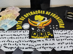 Dupla que vendia drogas via WhatsApp é presa com papelotes de cocaína