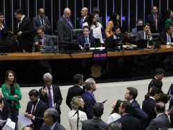 Câmara derruba voto secreto em PEC da Blindagem por falta de quórum
