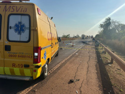 Motociclista tem múltiplas fraturas e morre ao bater de frente com carreta na BR-163