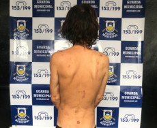 Homem que destruiu ala verde da UPA de Dourados urina durante audiência de custódia