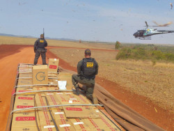 Carreta levava R$ 2,2 milhões em cigarros e agrotóxicos contrabandeados do Paraguai