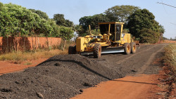 Ruas do distrito de Vila Formosa recebem cascalhamento